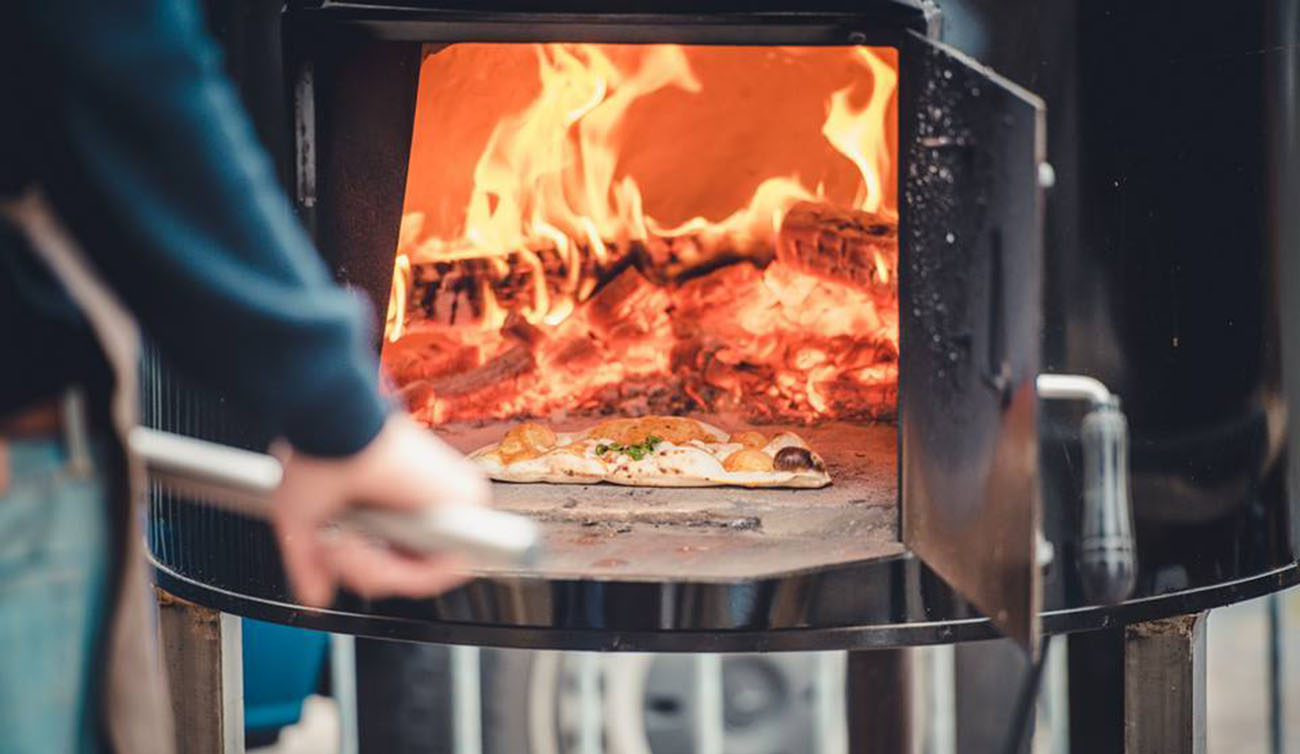 Pizza in een professionele oven